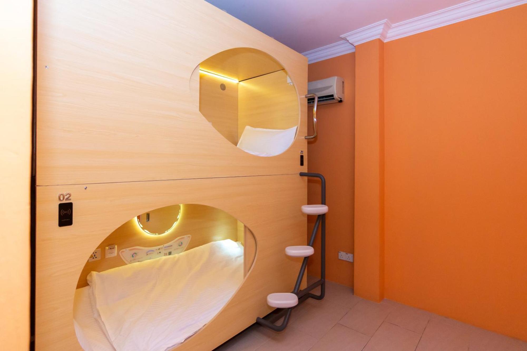 Hotel kapsul Momostay